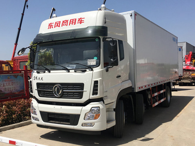 東風(fēng)天龍小三軸 6.8米冷藏車(chē)