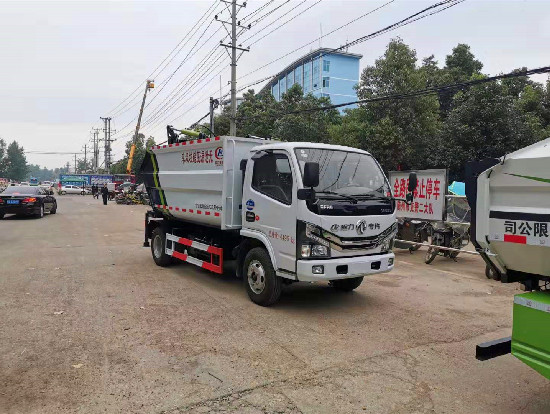 	東風(fēng)小多利卡國(guó)六藍(lán)牌無泄漏自裝卸（掛桶）式垃圾車